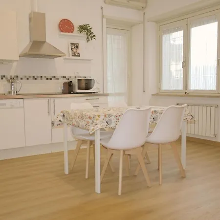 Cornelia Idi Gemelli, Chicca Metro * Rome