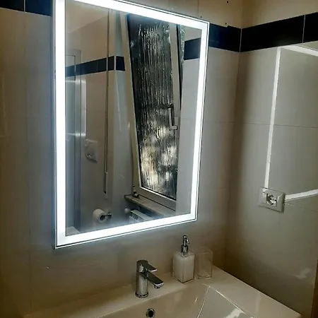Cornelia Idi Gemelli, Chicca Metro Apartamento Roma