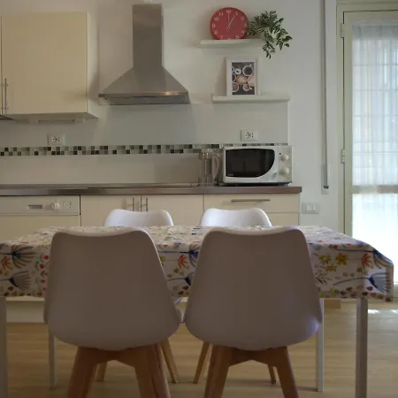 Cornelia Idi Gemelli, Chicca Metro Apartamento
