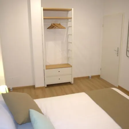 Cornelia Idi Gemelli, Chicca Metro Apartamento *