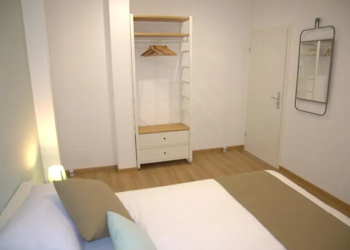 Cornelia Idi Gemelli, Chicca Metro Apartmán *